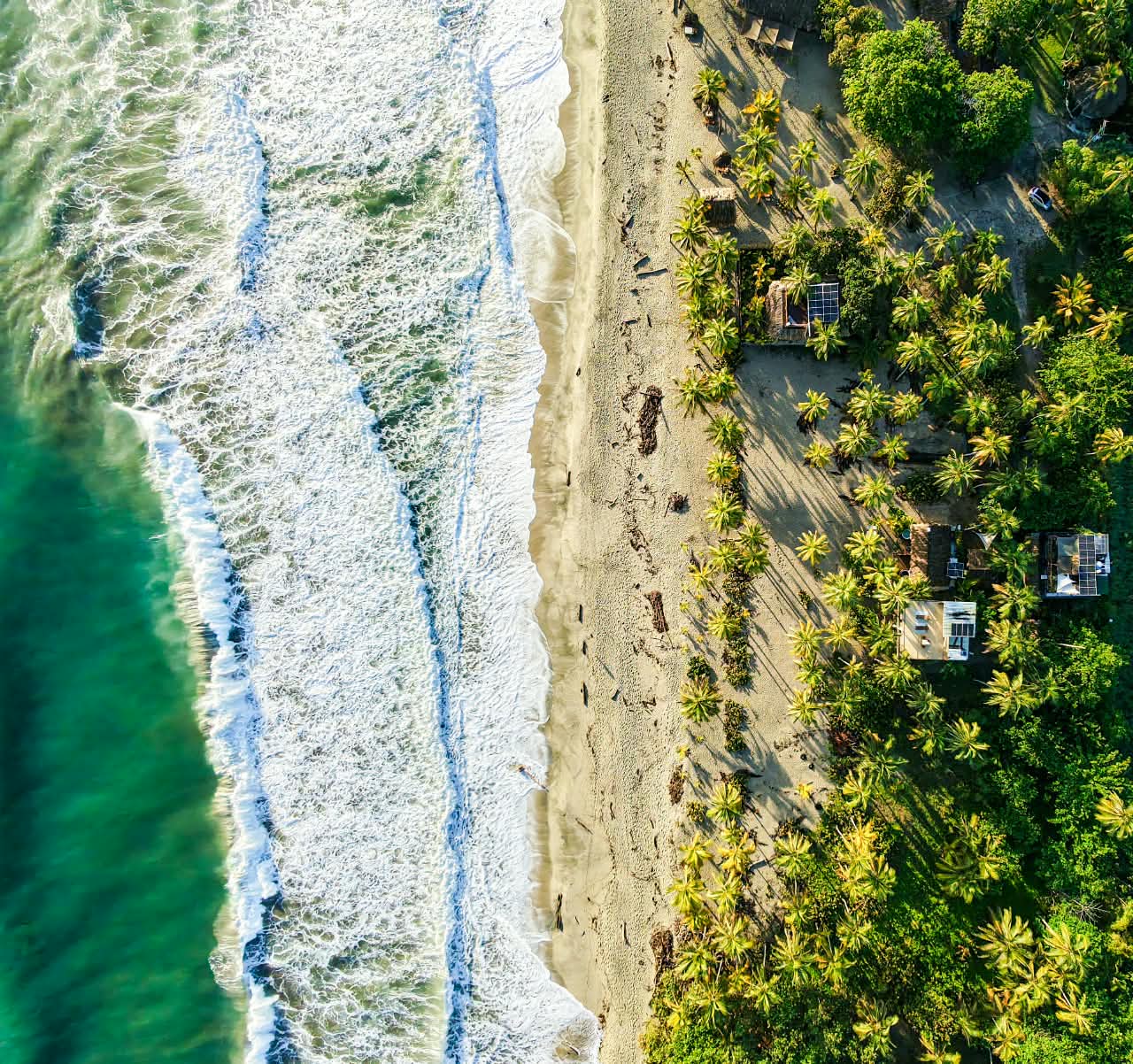 Vista aérea de Natyva House frente al mar en Mendihuaca, Santa Marta