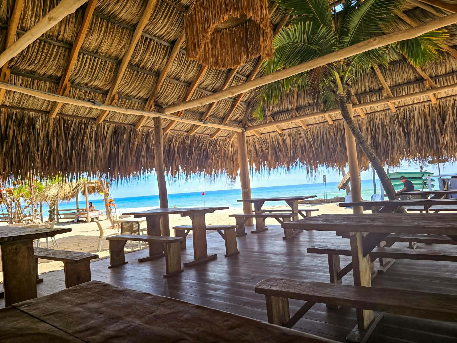Kiosco y zona de restaurante frente al mar en Casa Grande Surf, aliado de Natyva House.